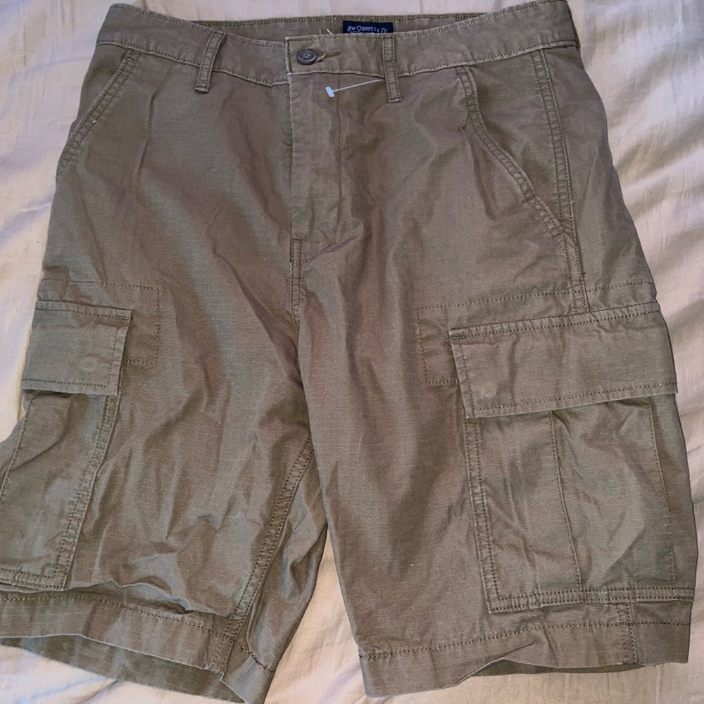 Men’s Levi’s khaki shorts